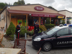 Carabinieri davanti alla sala slot del bar-tabaccheria "Brasery" lungo la provinciale Corinaldese dove è stato tentato un furto con spaccata