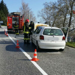 Pompieri spengono fiamme su auto