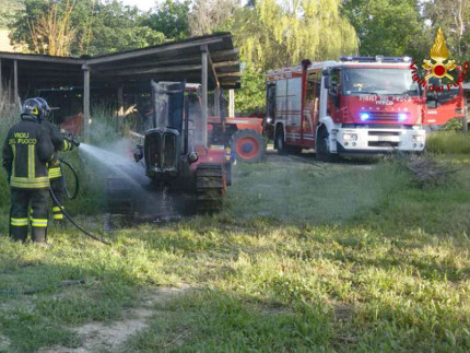 Mezzo agricolo a fuoco: intervento del Vigili del Fuoco a Pianello di Ostra