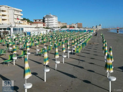 Gli stabilimenti balneari sulla spiaggia del lungomare Marconi, a Senigallia, dopo la mareggiata del 16 giugno 2016