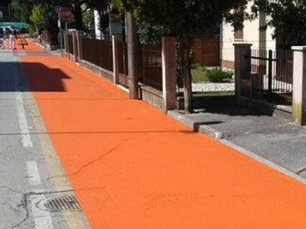 I lavori di resinatura della pista ciclabile al Vivere Verde di Senigallia