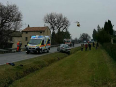 auto centra un gruppo di ciclisti