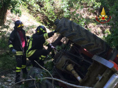 Arcevia: trattore si ribalta in un fosso -FOTO