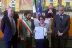 Nella foto: da sx Giuliano Pianelli (AD Plastica Valmisa); Andrea Storoni (sindaco di Ostra); Paola Bottacchiari (Maestra del Lavoro); Antonio D’Acunto (Prefetto di Ancona)