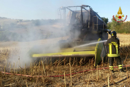 Trecastelli, incendio a una mietitrebbia