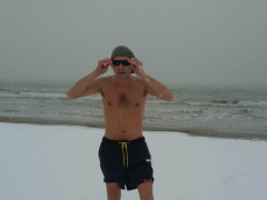 Bagno al mare con la neve