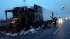 autoarticolato in fiamme sulla A14