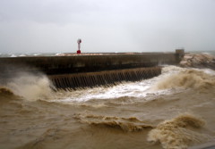 Il mare 'grosso' entra nel porto canale