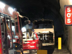 Autobus con 30 studenti di Senigallia va a fuoco in galleria