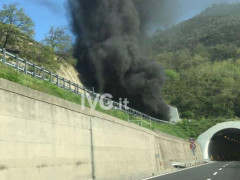 Autobus con 30 studenti di Senigallia va a fuoco in galleria