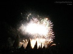 Lo spettacolo dei fuochi d'artificio continua a riscuotere successo a Senigallia