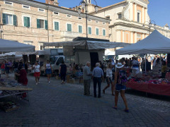 Il mercato cittadino nella nuova piazza Garibaldi a Senigallia