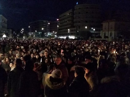 Fiaccolata a Senigallia dopo la tragedia della Lanterna Azzurra di Corinaldo