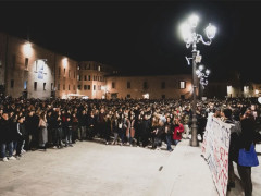 Fiaccolata a Senigallia dopo la tragedia della Lanterna Azzurra di Corinaldo