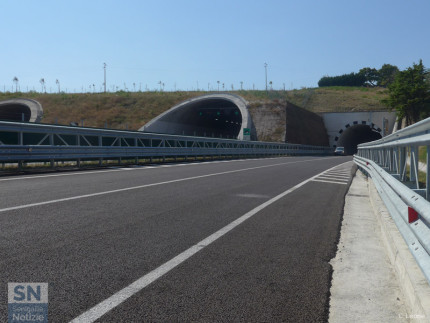 La complanare, tratto sud, aperta il 26 agosto 2016 (direzione nord). Le gallerie dell'autostrada A14 e, a destra,quella della complanare