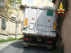 autoarticolato incastrato in via Massa ad Ostra