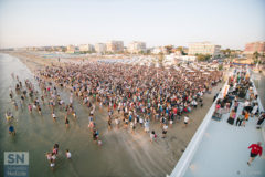 Pubblico all'alba a Senigallia per Mahmood - foto Simone Luchetti