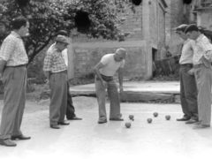 Anziani che giocano a bocce