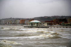 La Rotonda a Mare battuta dalle onde