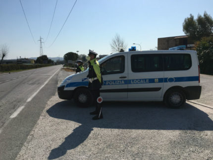 Posto di controllo della Polizia Locale durante emergenza Coronavirus