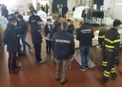 Carabinieri nel laboratorio