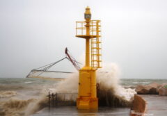 Le onde che si infrangono sul faro