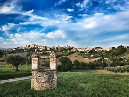 Veduta di Ostra e le sue colline