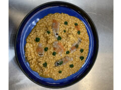 Risotto di cannocchie in doppia textura, crude e cotte, con gel al prezzemolo e caviale d'arancia