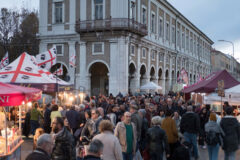 Stand e persone in strada per il mercato europeo ambulante a Senigallia