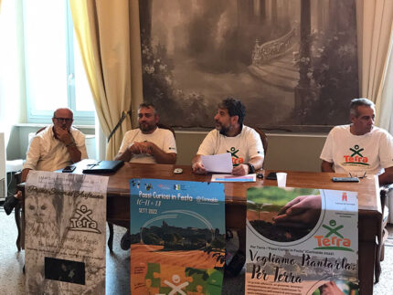 Presentazione Per Terra, passi curiosi in festa a Corinaldo