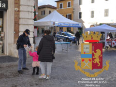 Polizia in piazza Roma a Senigallia nella giornata contro la violenza sulle donne