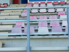 Tribuna bisognosa di manutenzione allo stadio Bianchelli di Senigallia