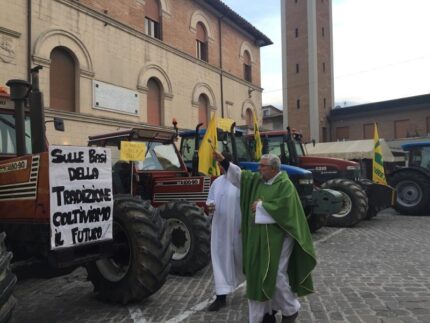 Benedizione dei trattori per la Giornata del Ringraziamento