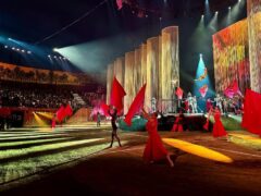 Sbandieratori del Combusta Revixi di Corinaldo si esibiscono con il Cirque du Soleil
