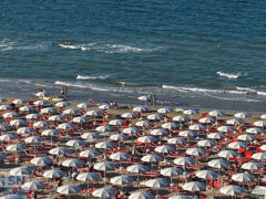 Metà spiaggia, metà mare - Foto Massimo Mariselli