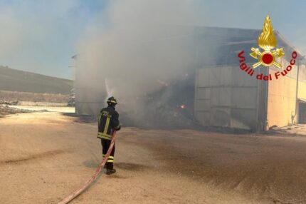 Capannoni agricoli a fuoco a Nidastore di Arcevia