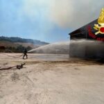 Capannoni agricoli a fuoco a Nidastore di Arcevia