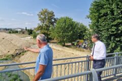 Dino Latini in visita al cantiere sul fiume Misa