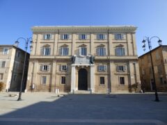 Monumento ai Caduti in piazza Garibaldi