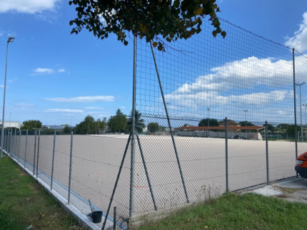 Campo in erba sintetica in fase di realizzazione presso il campo sportivo di Brugnetto