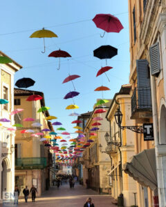 Ombrelli nel cielo - Foto Simone Secondini