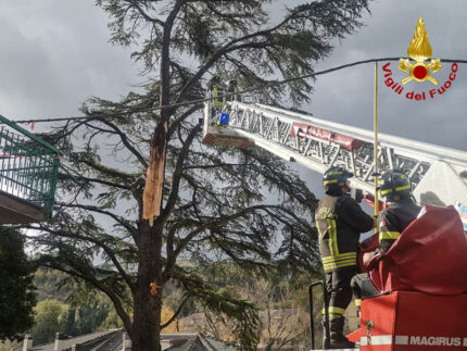 Vigili del Fuoco impegnati dopo i danni per il forte vento