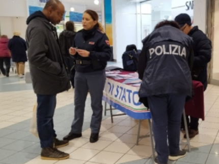 Stand della Polizia al centro commerciale Il Molino