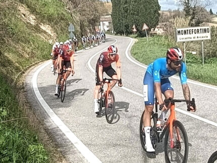 Filippo Ganna, leader azzurro della Tirreno-Adriatico a Montefortino